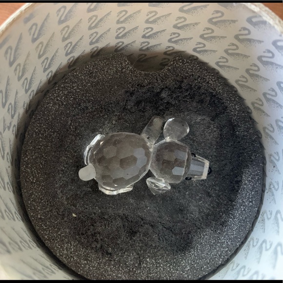 Unusual gift : Authentic Swarovski’s ‘sniffing dog’. - Picture 6 of 10